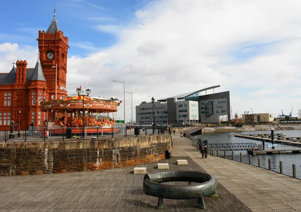 Vista sulla baia di Cardiff con museo della stazione ferroviaria sul lato sinistro — Foto Stock