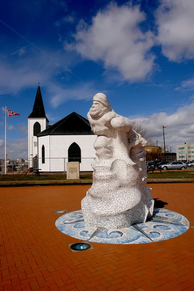 Norwegian Church with seafarers statue in Cardiff Bay, Wales. — Stock Photo, Image