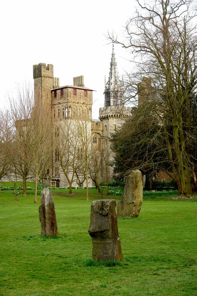 Im Hintergrund ein riesiger Park mit Schloss, Karst, Wale. uk. — Stockfoto