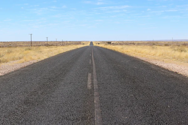 B1 road w Namibii w kierunku sesriem i susza — Zdjęcie stockowe