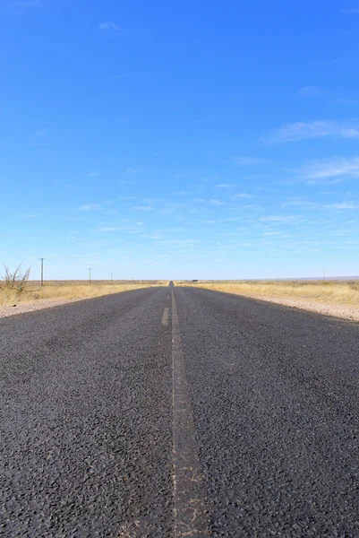 B1 road w Namibii w kierunku sesriem i susza — Zdjęcie stockowe