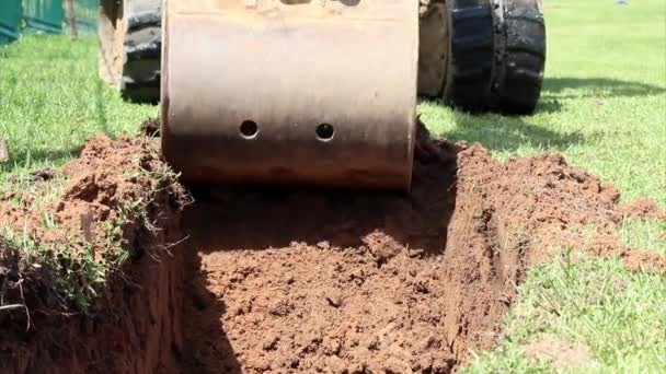 Mesin penggali penggali di tempat kerja . — Stok Video