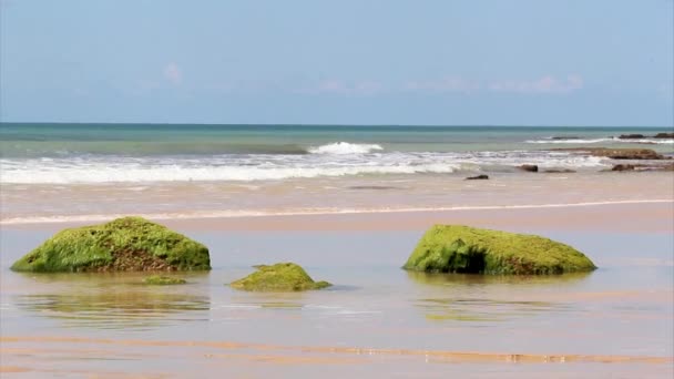 Vlny v atlantickém pobřeží st.eulalia Beach, algarve. — Stock video