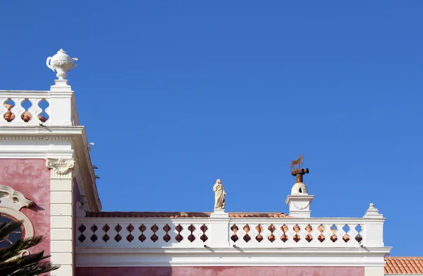 Detalle del balcón del Palacio de Estoi, obra de arquita romántica —  Fotos de Stock