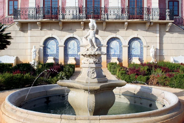 Palace i estoi fontänen, ett arbete av romantiska arkitektur — Stockfoto