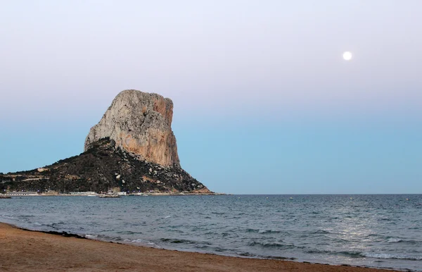 Vista sulla spiaggia di Calp e il famoso Parco Naturale di Peascar ón de Ifach — Foto Stock