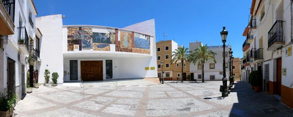 Plaza de la villa Panorama och församlingkyrkan av nuestra se — Stockfoto