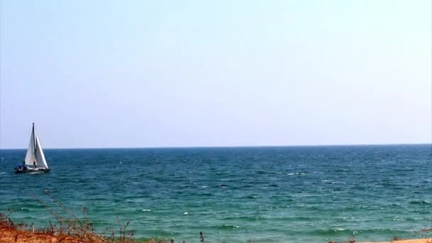 Barco na costa oceânica, cenário de praia algarvia (Praia do Trafal ) — Vídeo de Stock