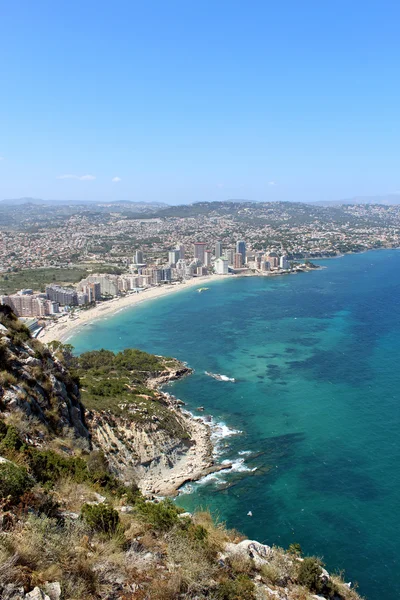 Panoramaudsigt over Calp (Spanien ). - Stock-foto