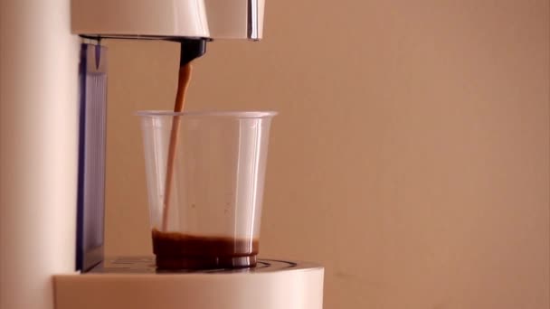 Домашняя экспресс-машина, принимающая кофе — стоковое видео