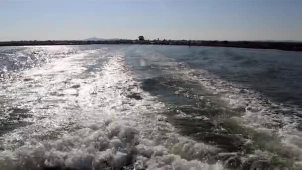Wake of trail vanaf een boot in de ria formosa natuurlijke instandhouding regio, algarve. Portugal. — Stockvideo