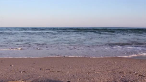 Vlny v atlantickém pobřeží terra estreita Beach, algarve. Portugalsko — Stock video