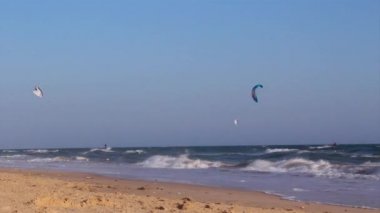 Kitesurf aşağı rüzgar ve serbest stile