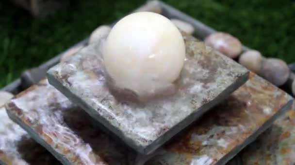 Εσωτερικών διακοσμητικά zen κρήνη, που ρέει νερό λεπτομέρεια — Αρχείο Βίντεο