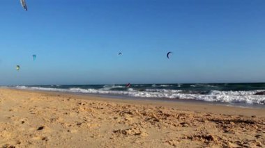 Kitesurf aşağı rüzgar ve serbest stile