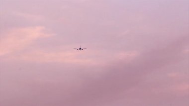 Hava yolculuğu - silhouette uçak ve gün batımı