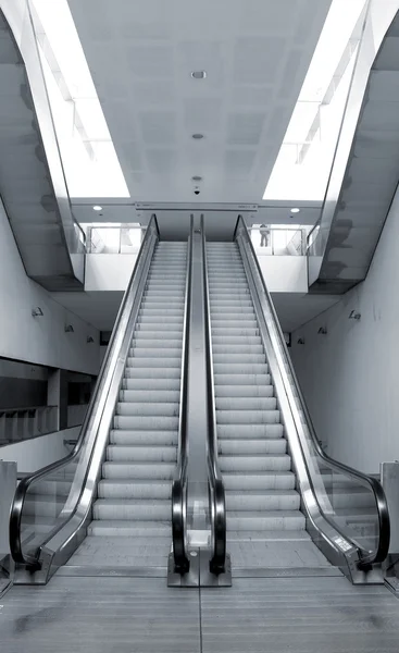 Moderna architettura della stazione della metropolitana dettaglio prospettiva — Foto Stock