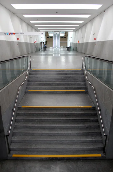 现代化的地铁站的体系结构的角度详细信息 — 图库照片