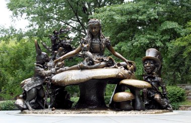 alice in wonderland heykel, new york central park.