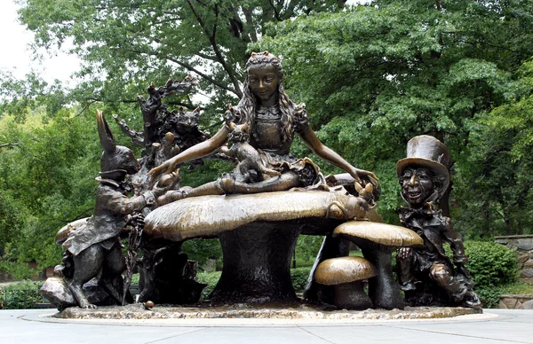 De alice in wonderland sculptuur, central park new york. — Stockfoto