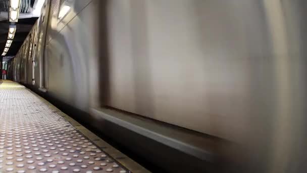 Zug hält am Bahnsteig der U-Bahn — Stockvideo