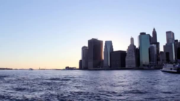 Soumrak západu slunce nad dolní manhattan. slavné památky new Yorku — Stock video