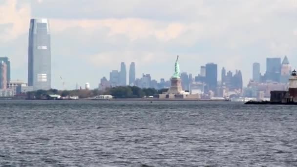 Estatua de la escultura Liberty, en Liberty Island en el centro del puerto de Nueva York, Manhattan . — Vídeos de Stock