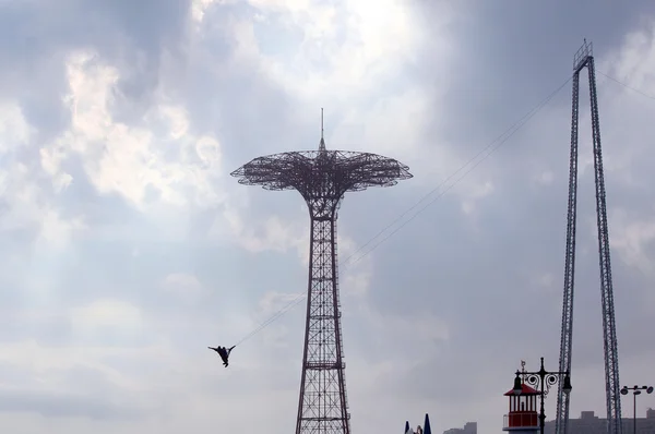 Riegelmann Boardwalk with Parachute Jump in the background, on S — Stock Photo, Image