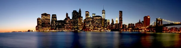 Crepuscolo mentre il sole tramonta su Lower Manhattan. Famosa New York l — Foto Stock