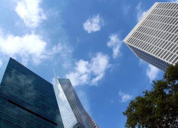 Edificios de rascacielos del centro de Manhattan vistos desde Bryant Park, N — Foto de Stock