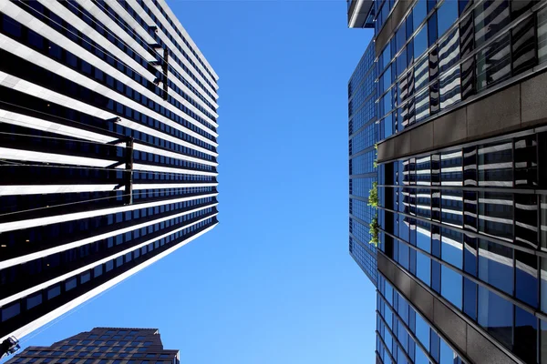 Edificios de oficinas modernos y fondo de rascacielos — Foto de Stock