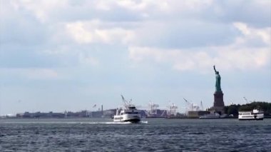 Özgürlük heykeli, liberty Adası ortasında new york Limanı, manhattan heykeli.