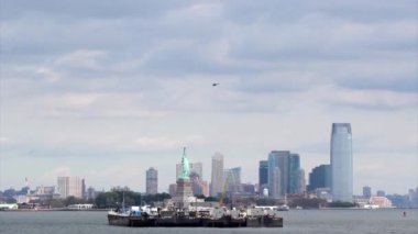 Özgürlük heykeli, liberty Adası ortasında new york Limanı, manhattan heykeli.