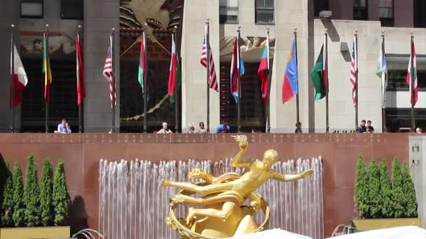 Rockfeller Center Plaza, Banderas ondeando al viento, Nueva York — Vídeo de stock