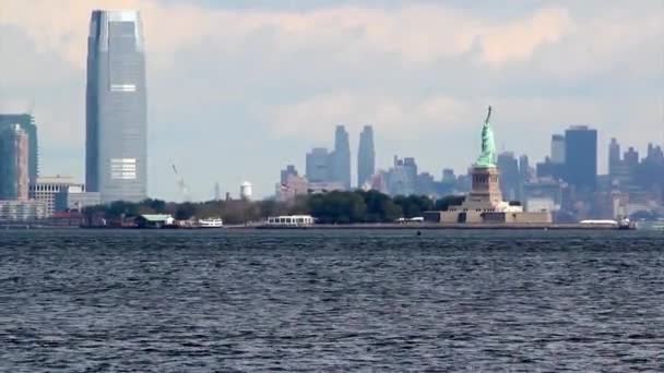 Estatua de la escultura Liberty, en Liberty Island en el centro del puerto de Nueva York, Manhattan . — Vídeos de Stock