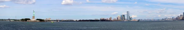 Statua della Libertà scultura, su Liberty Island nel mezzo di — Foto Stock