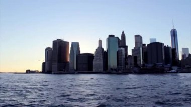 alacakaranlık güneş aşağı manhattan üzerinde ayarlar. ünlü new york l