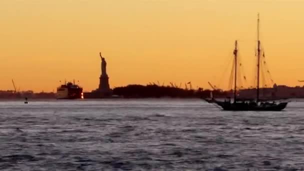 Estatua de la Libertad escultura, en la Isla de la Libertad en medio de — Vídeos de Stock