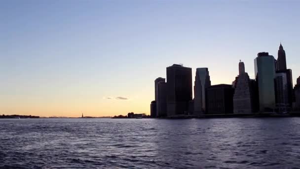 Сумерки на закате над Нижним Манхэттеном. Нью-Йорк l — стоковое видео