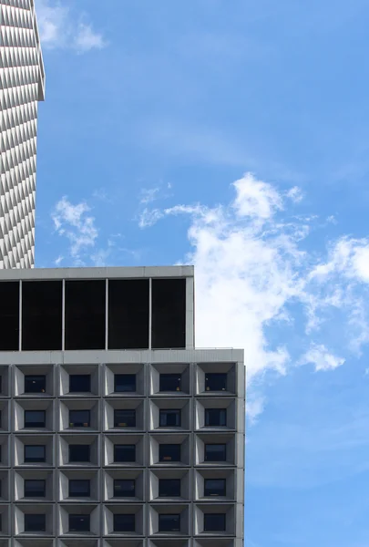 Edificios de oficinas modernos y fondo de rascacielos — Foto de Stock