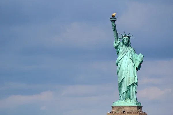 Estatua de la Libertad escultura, en la Isla de la Libertad en medio de —  Fotos de Stock