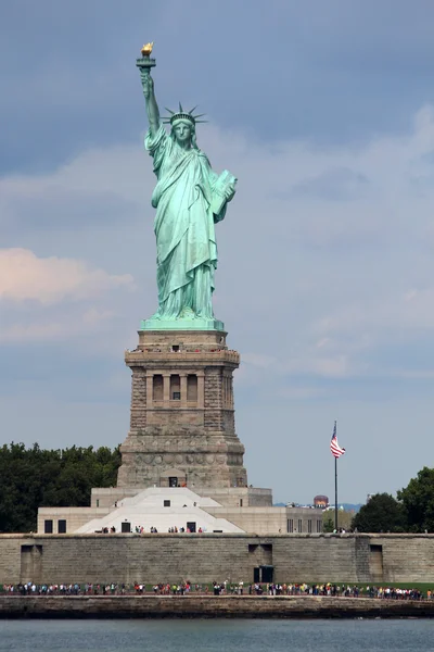 Estátua da Liberdade escultura, na Ilha da Liberdade, no meio de — Fotografia de Stock