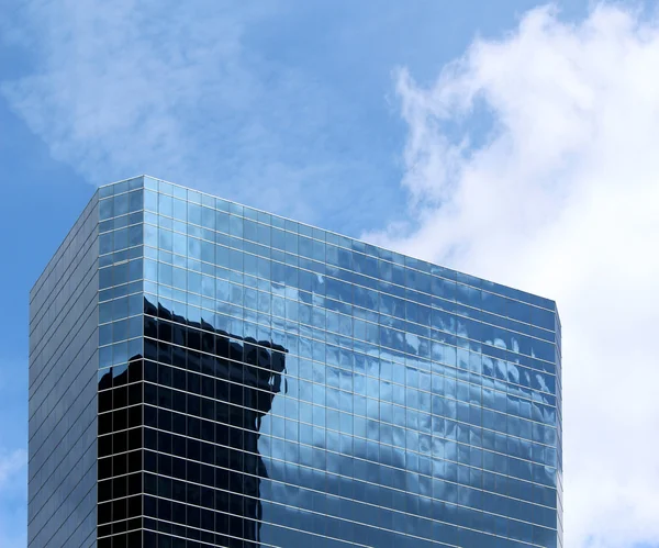 Edificios de oficinas modernos y fondo de rascacielos — Foto de Stock