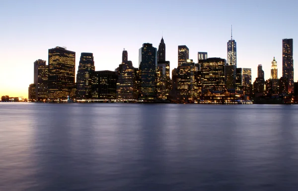 Twilight som solen går ner över nedre manhattan. berömda new york l — Stockfoto