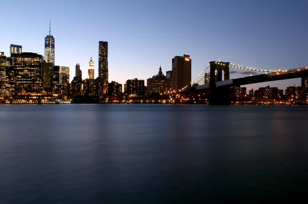 Zmierzch jak słońce zachodzi nad dolnym Manhattanie. znany new york l — Zdjęcie stockowe