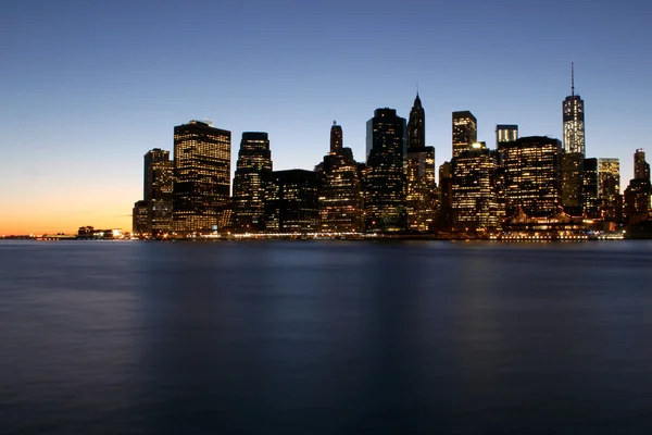 Crepúsculo cuando el sol se pone sobre el Bajo Manhattan. Famosa Nueva York. — Foto de Stock