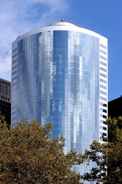 Modern ofis binaları ve gökdelen arka plan — Stok fotoğraf