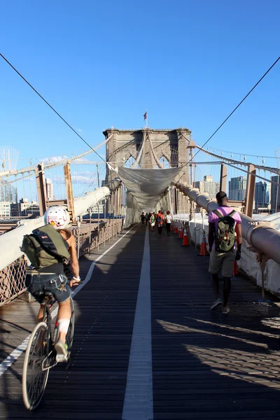 Chodník na Brooklynský most v new Yorku. — Stock fotografie