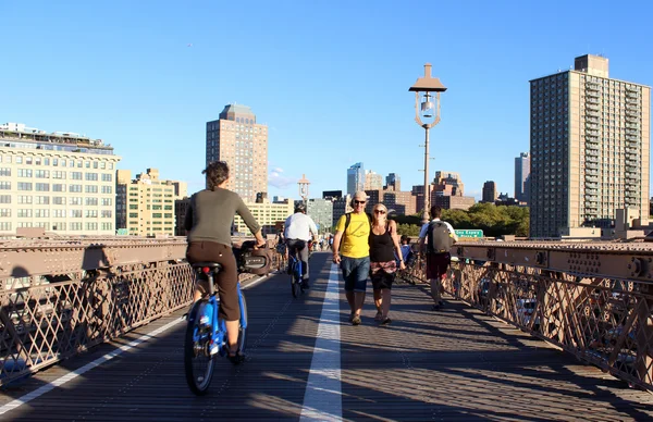 Walkway on the brooklyn bridge in New York City. — Stock Photo, Image