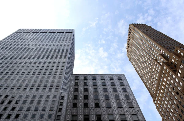 Bâtiments de bureaux modernes et fond de gratte-ciel — Photo